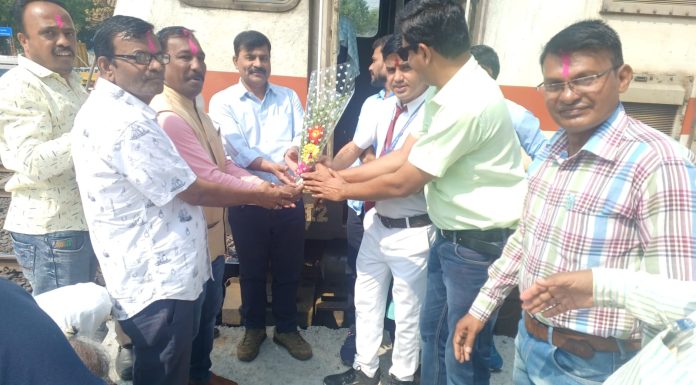 *रेल्वे प्रवासी संघातर्फे बल्लारशाह एक्सप्रेसचे हर्षोल्लासात स्वागत*