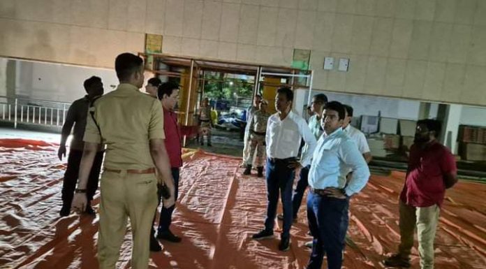 जिल्हाधिका-यांकडून स्विमींग पुल व बॅडमिंटन हॉलची पाहणी