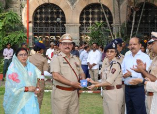 *विनोद कुमार तिवारी राज्यपाल के हाथो राष्ट्रपती पोलीस पदक से सम्मानित* *चंद्रपूर मे ख़ुशी और ख़ुशी का माहोल*