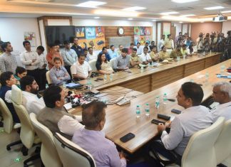 *मुंबई महापालिका आपत्ती नियंत्रण कक्षातून मुख्यमंत्र्यांनी घेतला आढावा*