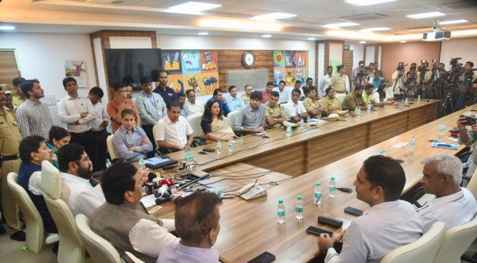 *मुंबई महापालिका आपत्ती नियंत्रण कक्षातून मुख्यमंत्र्यांनी घेतला आढावा*