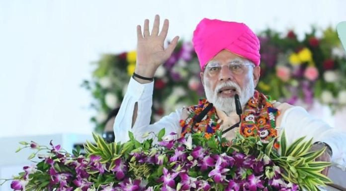 प्रधानमंत्री नरेंद्र मोदी यांच्या हस्ते शेतकऱ्यांना दिवसा वीज पुरवठ्यासाठी ५ सौर उर्जा प्रकल्पांचे लोकार्पण*