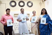 जिल्हा विकास आराखड्याचे पालकमंत्र्यांच्या हस्ते विमोचन