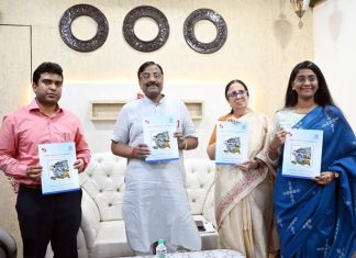 जिल्हा विकास आराखड्याचे पालकमंत्र्यांच्या हस्ते विमोचन