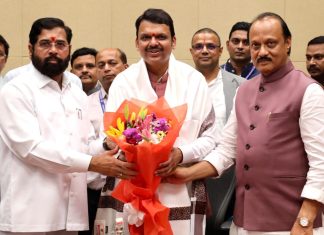 *देवेंद्र फडणवीस यांनी घेतली मुख्यमंत्रीपदाची शपथ*. *मुख्यमंत्रीपदाच्या शपथेनंतर मुख्यमंत्री देवेंद्र फडणवीसांची पहिली स्वाक्षरी वैद्यकीय मदतीच्या फाईलवर*